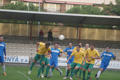 El capitán del Tomelloso rematando un  balón para sacarlo del área pequeña. (Foto: D.M.)