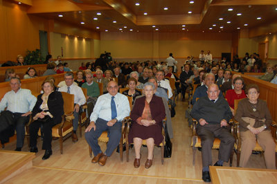 Las parejas homenajeadas durante el acto. (Foto: Carlos Granda)