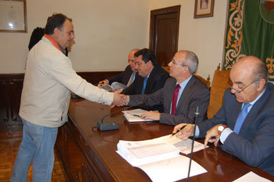 El alcalde de Belvís presentando su propuesta ante los miembros de la Diputación este lunes en Talavera. (Foto: Carlos Granda)