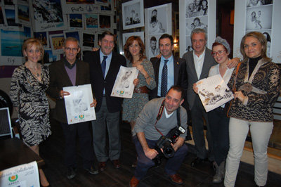 Miembros de la asocición y participantes en la iniciativa solidaria con el calendario para 2012. (Foto: J.F.)