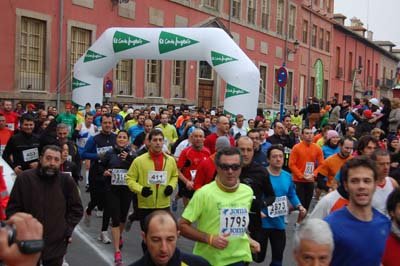 Los corredores tomaron la salida en la Plaza del Pan y recorrieron 6,2 kilómetros. (Foto: J.F.)