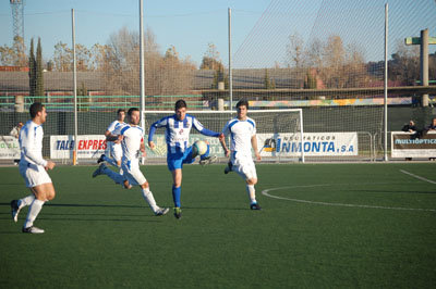 Aaron trata de llevarse la pelota en la pugna contra tres rivales. (Foto: J.F.)