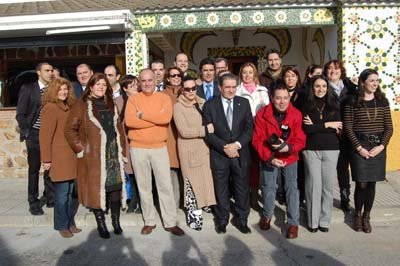 Gómez-Mora junto a varios responsables de la entidad y profesionales de los medios de Talavera. (Foto: J.F.)