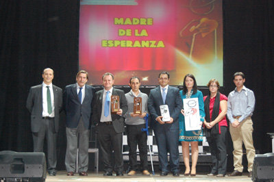 Premiados y beneficiarios por el Proyecto Solidario de Futurart antes de concluir la gala. (Foto: J.F.)