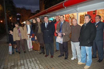 Parte del equipo de Gobierno en la inauguración del alumbrado y del mercado tradicional junto a la muralla. (Foto: J.F.)