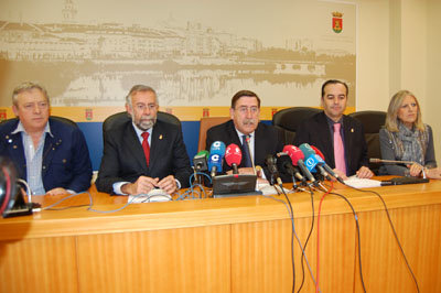 Los cuatro tenientes de alcalde junto al regidor talaverano en su balance tras seis meses de gestión. (Foto: J.F.)