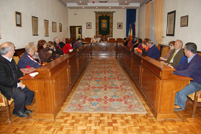 La reunión se celebró en el antiguo salón de pleno con presencia de todas las asociaciones locales. (Foto: J.F.)