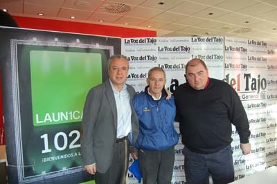 Olmedo y Retana custodiando a uno de sus invitados en la jornada, el periodista José Ángel de la Casa. (Foto: J.C.)