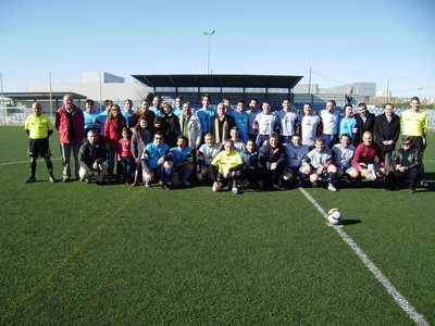 Formación inicial, familiares y autoridades políticas en la foto de familia previa al choque. (Foto: F.L.)