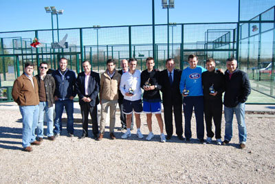 Foto de familia de ganadores, finalistas y miembros del Gobierno local y de NNGG. (Foto: LA VOZ DEL TAJO)