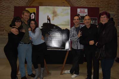 Parte del equipo actoral y técnico junto al director del mediometraje. (Foto: J.F.)