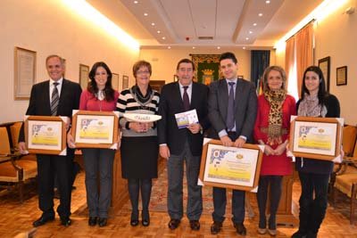 Foto de familia del alcalde con la empresa ganadora y los finalistas de esta edición. (Foto: LA VOZ DEL TAJO)