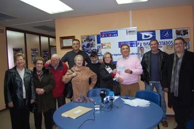 Los premiados fueron a recoger su premio a la sede de la OID en Talavera y lo celebraron por todo lo alto. (Foto: J.F.)