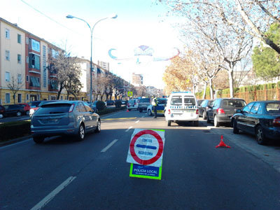 Una imagen del dispositivo en plena Avenida Pío XII. (Foto: LA VOZ DEL TAJO)