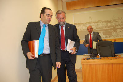 Ramos habla con Gregorio tras la rueda de prensa, precediendo a Castillo. (Foto: J.F.)