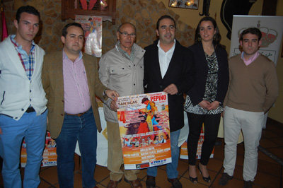 Algunos de los toreros participantes con el alcalde y el organizador del evento. (Foto: J.F.)