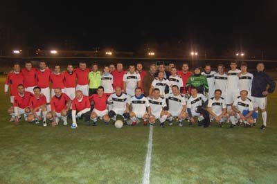 Formación inicial de ambos conjuntos antes del simpático encuentro. (Foto: J.F.)