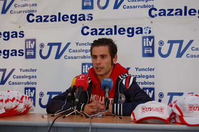 Bautista durante su comparecencia ante los medios en la ITV de Cazalegas. (Foto: Carlos Granda)