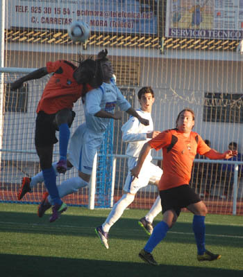 Mensha disputa un balón ante la atenta mirada de Roberto. (Foto: Carlos Granda)