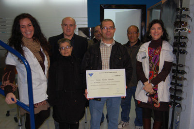 El ganador con su cheque antes de iniciar su particular día de compras por Talavera. (Foto: J.F.)