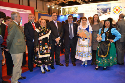 El alcalde junto a otras autoridades en el stand de Toledo, en el que se incluía la promoción de Talavera. (Foto: LVDT)