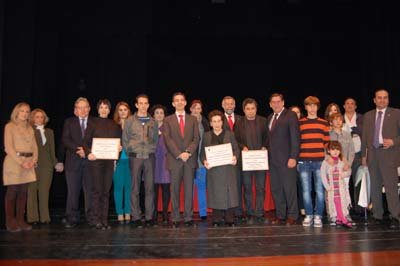 Foto de familia de los premiados y el circulo más estrecho de polifacético talaverano. (Foto: J.F.)