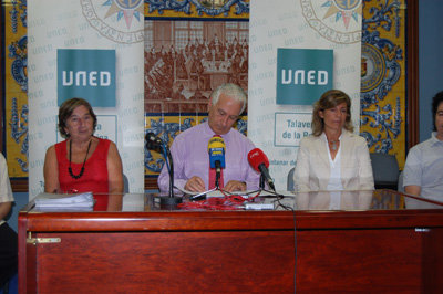 La premiada, a la izquierda, durante una rueda de prensa en la UNED. (Foto: J.F.)