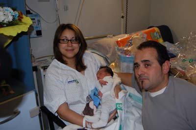 Los orgullosos papás con el bebé al día siguiente del nacimiento en el Hospital talaverano. (Foto: J.F.)