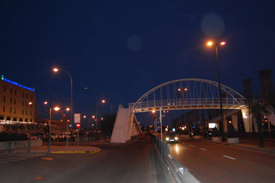 Imagen del puente que une los dos centros sanitarios. (Foto: J.F.)