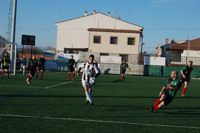 Una de las jugadas que tuvieron como protagonista al local Monescillo, autor del primer gol. (Foto: J.F.)