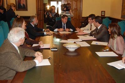 Un momento de la reunión que tuvo lugar en el Consistorio talaverano. (Foto: Carlos Granda)