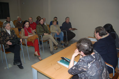 Los concejales, casi en su totalidad, y el alcalde acudieron a escuchar las demandas de los vecinos de Puerta de Cuartos. (Foto: J.F.)