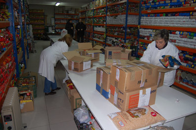 Decenas de voluntarios se esfuerzan cada día en tener el almacén a punto para atender la demanda. (Foto: J.F.)