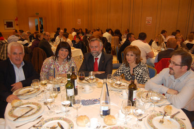 La presidenta de la asociación junto a varios concejales del Ayuntamiento talaverano.  (Foto: J.F.)