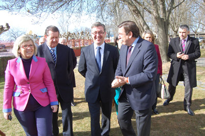 El consejero en el Instituto 'San Isidro' junto al alcalde y el equipo directivo del centro. (Foto: J.F.)