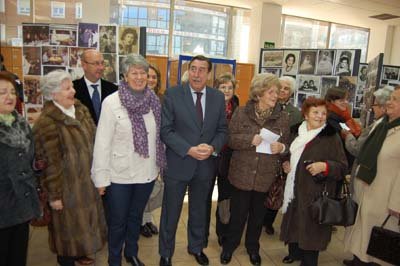 El primer edil junto a varias de las socias del colectivo talaverano. (Foto: J.F.)