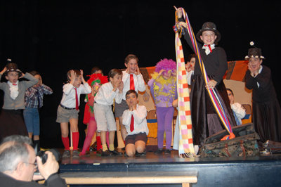 Uno de los colegios participantes interpretando una canción de Mary Poppins. (Foto: J.F.)