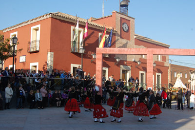 Un grupo local de jotas regaló a la patrona una exhibición de bailes. (Foto: J.F.)