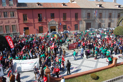 Más de mil personas secundaron la huelga que concluyó en la Plaza del Pan de Talavera. (Foto: J.F.)