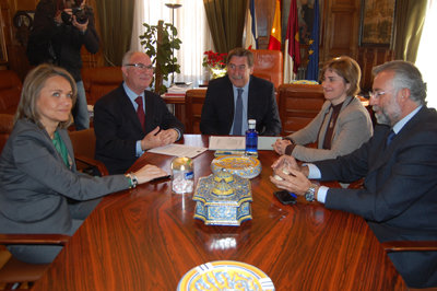 El coordinador se reunió con Lago y varios de sus concejales en el Ayuntamiento. (Foto: J.F.)