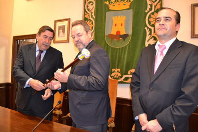 Lago entregó a Labrador el bastón de mando simbólico ante el nuevo subdelegado de Toledo. (Foto: J.F.)