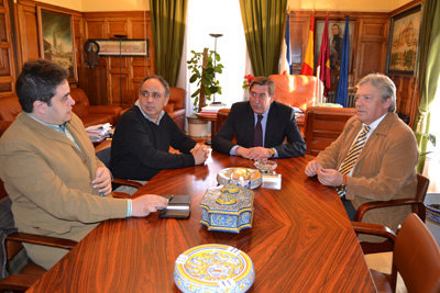 Un momento de la reunión en el despacho de Alcaldía. (Foto: LA VOZ DEL TAJO)