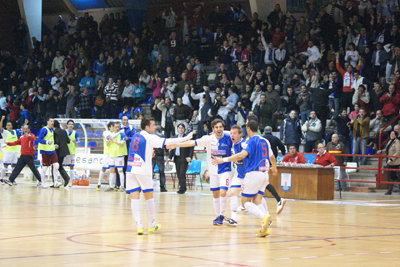 Los blanquiazules celebrando uno de los tantos que les dieron el triunfo.
 (Foto: D.M.)