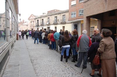 Miles de talaveranos esperaron pacientemente para tocar la imagen. (Foto: Carlos Granda)