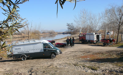 Bomberos y GEAS de la Guardia Civil certificaron que el río estaba impraticable para el desarrollo de la prueba. (Foto: Manuel Hernández)