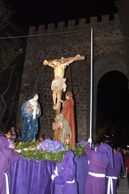 Abriendo paso al Cristo a su paso por la Muralla. (Foto: Carlos Granda)