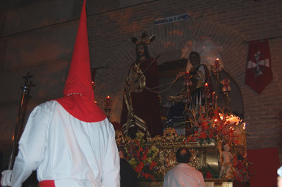 Los costaleros salvan con éxito la angosta entrada de la Iglesia de San Andrés. (Foto: Carlos Granda)