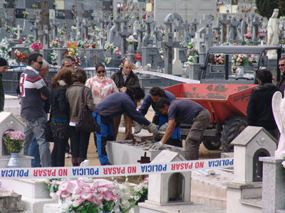 Un momento de la exhumación que tuvo lugar el pasado viernes en el cementerio talaverano.                             (Foto: C.G.)