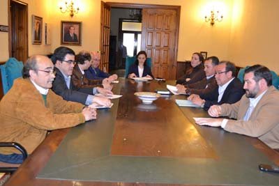 El equipo de Gobierno se reunió con empresarios de la ciudad. (Foto: LA VOZ DEL TAJO)