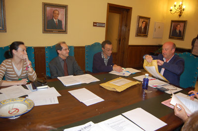 Momento el que el concejal abre el sobre B en la mesa de contratación. (Foto: J.F.)